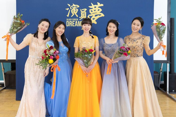 《新演員夢》英國首映後，演員們捧花合影